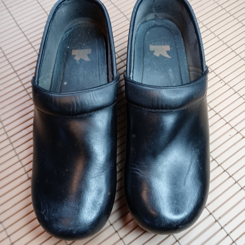 Dansko women's black leather nurse clogs. Sz 41 US 10.5M. Some wear and scuffs.